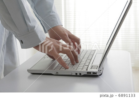 業者とパソコン 6891133