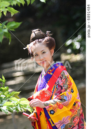 琉球衣装の女性の写真素材 [6891484] - PIXTA