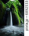 シワガラの滝 6892533