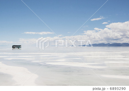 ウユニ塩湖とバス 6893290