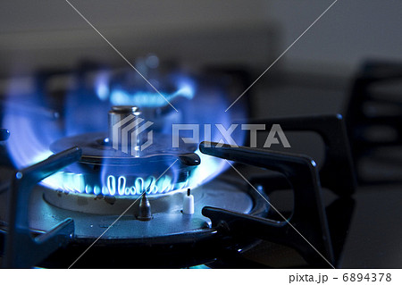 燃えているガスコンロ 6894378