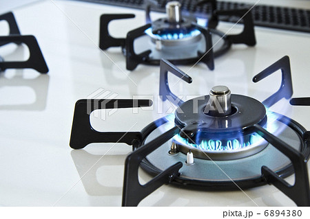 燃えているガスコンロ 6894380