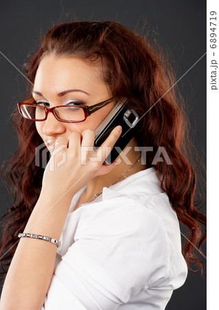 Pretty young executive talking on mobile phone 6894719