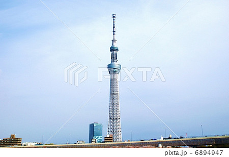 春の背景素材・完成後花曇りの空にスカイツリー・横位置 春の背景素材・完成後花曇りの空にスカイツリー・横位置 6894947