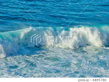 crushing wave 6895786