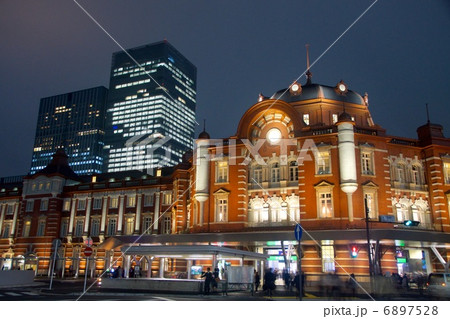 東京駅ライトアップ 6897528