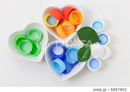 ハート型の器とペットボトルキャップ 6897802