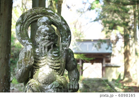 両子寺参道に立つ仁王像 6898165