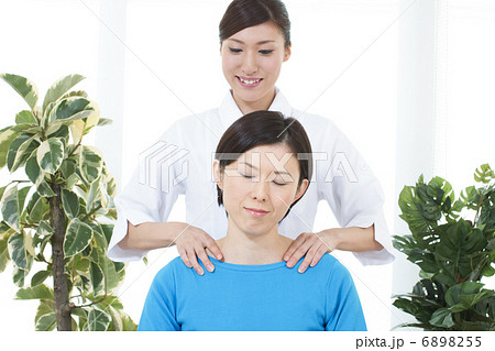 マッサージを受ける女性 マッサージを受ける女性 6898255
