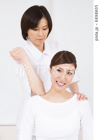 マッサージを受ける女性 マッサージを受ける女性 6898605