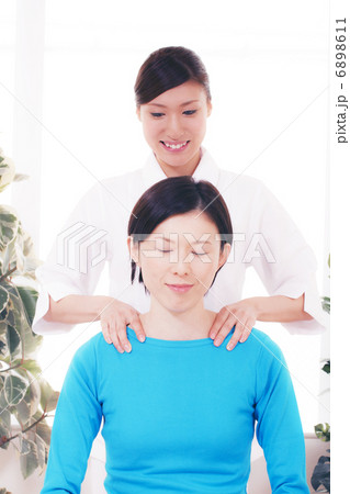マッサージを受ける女性 6898611