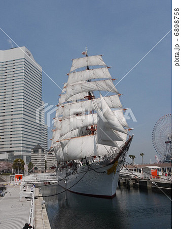 横浜みなと未来地区に公開された日本丸の景色 横浜みなと未来地区に公開された日本丸の景色 6898768