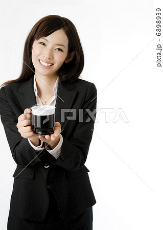 スマートフォンと女性社員 スマートフォンと女性社員 6898939