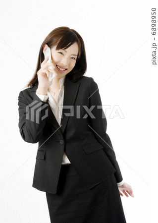 スマートフォンと女性社員 6898950