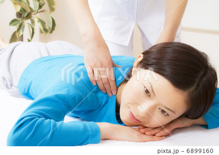 マッサージを受ける女性 6899160