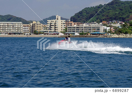 森戸海岸とジェットスキーの風景 6899287