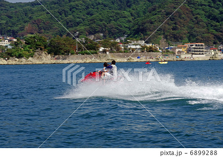 森戸海岸とジェットスキーの風景 6899288