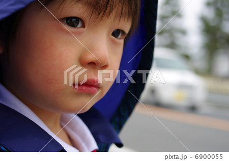 バスを待つ幼稚園児 6900055