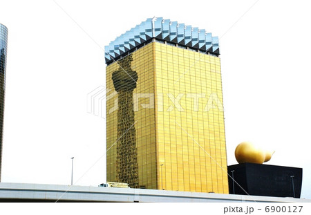 東京の風景・黄金色の壁面に映り込むスカイツリー・横位置 6900127