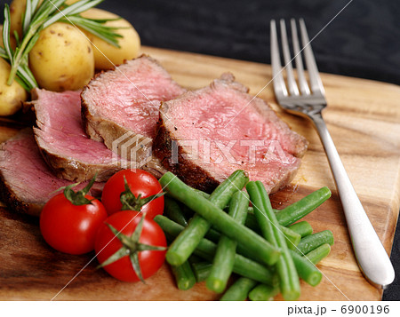 Sliced steak dinner 6900196