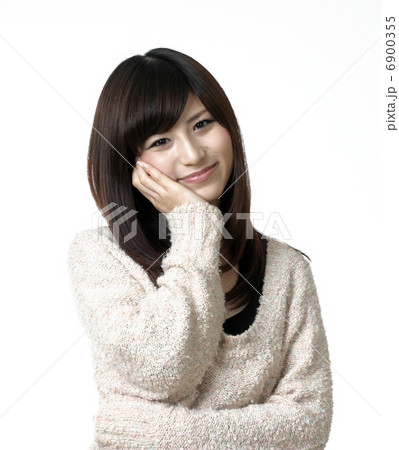 考える女性 6900355