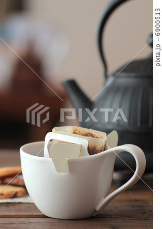 一杯抽出型のドリップコーヒーとクッキーと鉄瓶 一杯抽出型のドリップコーヒーとクッキーと鉄瓶 6900513
