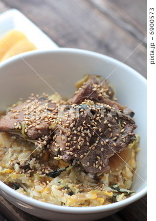 ブリ鍋の締めご飯　ブリのアラを乗せたおじや 6900573