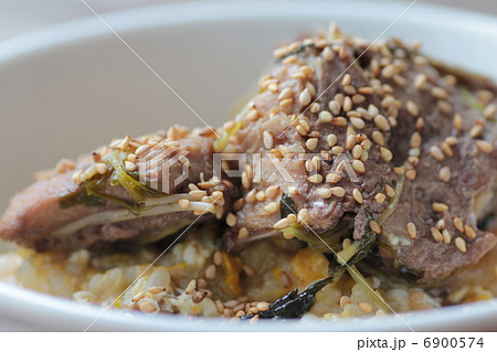 ブリ鍋の締めご飯　ブリのアラを乗せたおじや 6900574