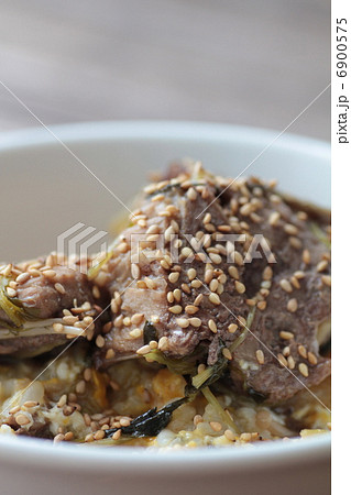 ブリ鍋の締めご飯　ブリのアラを乗せたおじや 6900575