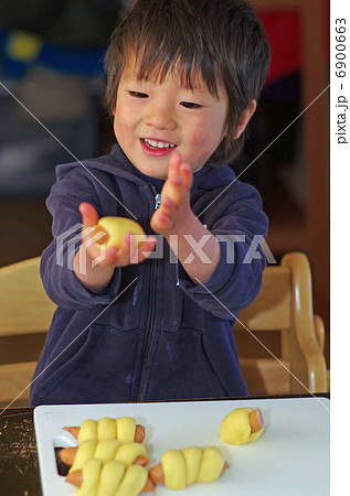 ソーセージパンを作る子供 ソーセージパンを作る子供 6900663