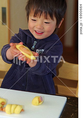 ソーセージパンを作る子供 ソーセージパンを作る子供 6900664