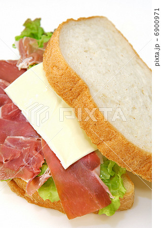 おいしい生ハムとチーズのサンドイッチ 6900971