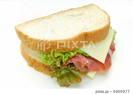 おいしい生ハムとチーズのサンドイッチ 6900977