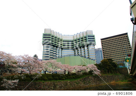 桜と共にさよなら赤プリ2013.3.23現在・ゆっくり進む解体・弁慶堀を隔てて横位置 桜と共にさよなら赤プリ2013.3.23現在・ゆっくり進む解体・弁慶堀を隔てて横位置 6901806