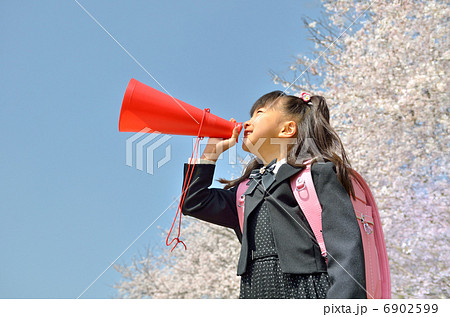 メガホンで応援する新一年生の女の子(桜、ランドセル) メガホンで応援する新一年生の女の子(桜、ランドセル) 6902599