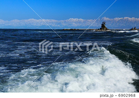 雨晴海岸 立山連峰と女岩 雨晴海岸 立山連峰と女岩 6902968