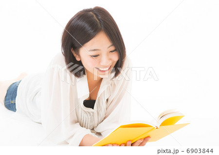 本を読む女性 6903844