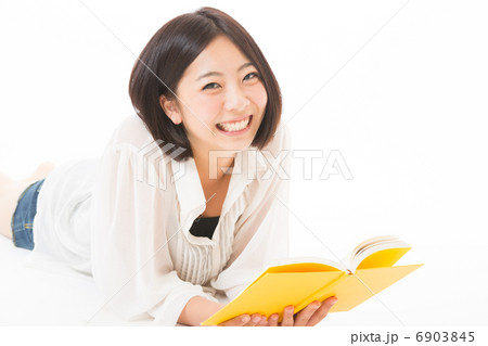 本を読む女性 本を読む女性 6903845
