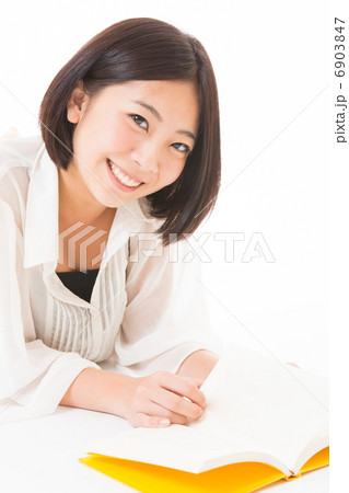本を読む女性 6903847