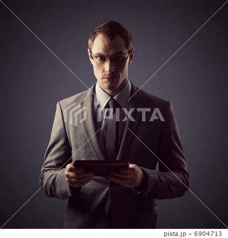 Young businessman holding a tablet 6904713