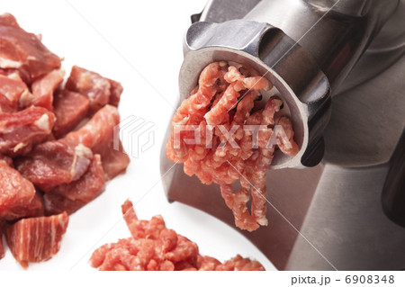 preparing minced pork 6908348