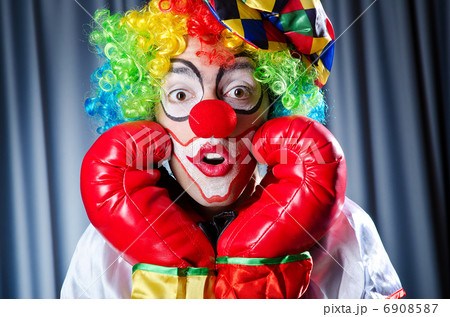 Clown with boxing gloves 6908587