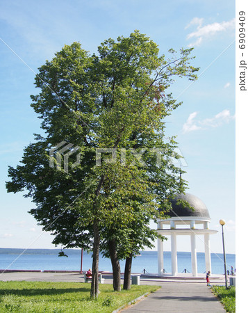 Rotunda in Petrozavodsk. Embankment of Onega Sea. 6909409