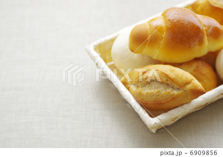 カゴに入ったパン 6909856