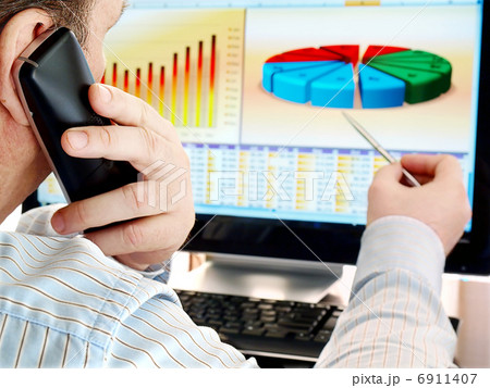 Analyzing Data on Computer 6911407