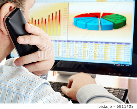 Analyzing Data on Computer 6911408