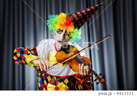 Clown playing on the violin 6911521