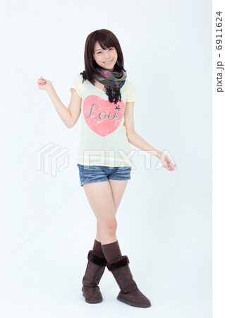 若い女性　ファッション 6911624