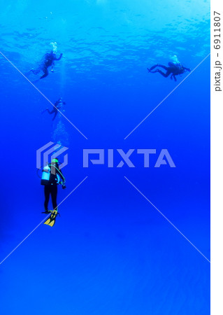 ダイバーの浮遊 6911807