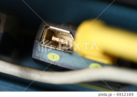 Direct line of network to attached device 6912169